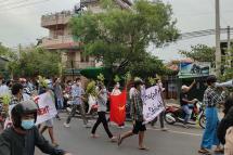 (Photos: : AFP - ဧပြီလ (၁၇)ရက် မန္တလေးမြို့ရှိ လူငယ်များမှ အကြမ်းဖက်စစ်အာဏာရှင်အားအလိုမရှိကြောင်း ဆန္ဒပြလှုပ်ရှားမှု မြင်ကွင်း)