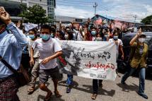 ပုံ - ဇွန်လ ၁၉ ရက် ၊ ရန်ကုန်မြို့ရှိ ဒေသခံပြည်သူများ၏ “ဗေဒါပျံ အံကိုခဲ ပန်းပန်လျက်ပဲ” ဆိုင်းဘုတ်ကိုင်ဆောင်၍ ဆန္ဒပြလှုပ်ရှားမှုမြင်ကွင်း(Photo - AFP)