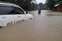 ဓါတ်ပုံ-လူမှုကွန်ရက်  ပုံစာ-ဇူလိုင်လ ၁၈ ရက်နေ့ နံနက်ပိုင်းတွင် ဟံဂံကျေးရွာနှင့် ရေး-သံဖြူဇရပ်လမ်းပိုင်း၌ ရေကြီးမှု ဖြစ်ပွားနေစဉ်