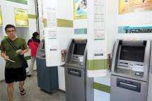 ထိုင်ဝမ်နိုင်ငံ၊ တိုင်ပေရှိ First Bank ဘဏ်ခွဲတစ်ခုမှာ ATM စက်တွေ ပိတ်ထားတာကို ဇူလိုင် ၁၂ ရက်နေ့က တွေ့ရပါတယ်။ (ဓာတ်ပုံ - အီးပီအေ)