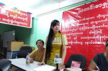 တစ်ထိုင်တည်း စကားသုံးခွန်းဖြင့်ကွာရှင်းခံခဲ့ရပုံအကြောင်း သတင်းထောက်များကို ရှင်းပြနေသော မအေးမြတ်သူ (ဓာတ်ပုံ - ဝင်းနန္ဒာ/Myanmar Now)