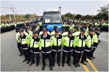 တက်ကြွလှုပ်ရှားသူများကို တားဆီးရန် တောင်ကိ်ုရီးယားများအသင့်ပြင်နေစဉ်။ ဓာတ်ပုံ-အေအက်ဖ်ပီ