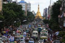 ရန်ကုန်မြို့ ပန်းပဲတန်းမြို့နယ် မဟာဗန္ဓုလလမ်း လမ်းပေဓရှိ မော်တော်ယာဉ်များအား ၂၀၁၄ ခုနှစ် သြဂုတ်လ ၁၅ ရက်ကတွေ့ရစဉ်။