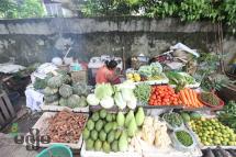 ရန်ကုန်မြို့ ၃၈ လမ်းရှိ လမ်းဘေးပျံကျဈေးသည်များအား မေလ ၂၉ ရက်ကတွေ့ရစဉ်။ ဓာတ်ပုံ-မဇ္ဈိမ