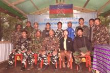 ပုံအညွှန်း - အခမ်းအနားဖြင့် လက်နက်များ ပေးအပ်နေစဥ် (ဓါတ်ပုံ  - International Mindat K'Cho Organization)