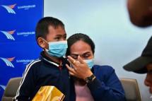 ဘန်ကောက်မြို့ သုဝဏ္ဏဘူမိ အပြည်ပြည်ဆိုင်ရာ လေဆိပ်၌ ထိုင်းလူမျိုး ၁၅ ဦး တင်ဆောင်လာတဲ့ လေယာဉ် ဆိုက်ရောက်မှာကို စောင့်ဆိုင်းနေတဲ့မိသားစုဝင်များကိုတွေ့ရစဉ် (ဓာတ်ပုံ- AFP/Lillian SUWANRUMPHA)