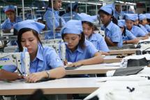 ရန်ကုန်မြို့ရှိ အထည်ချုပ်စက်ရုံ လုပ်ငန်းခွင်တစ်ခုကို တွေ့ရစဉ်။ (ဓာတ်ပုံ- မဇ္ဈိမ)