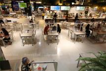 Vendors at the food court in The Mall Bang Kapi department store in Bangkok ramp up Covid-19 preventive measures at dining tables. (Photo by Varuth Hirunyatheb)