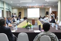 နိုင်ငံရေးဆွေးနွေးမှု ညှိနှိုင်းရေးကိုယ်စားလှယ်အဖွဲ့(DPN)နှင့် ဆွေးနွေးညှိနှိုင်းရေးအလုပ်အဖွဲ့ (CT)တို့ စက်တင်ဘာလ ၁၂ ရက်က ထိုင်းနိုင်ငံ ချင်းမိုင်မြို့တွင်ဆွးနွေးနေစဉ် ဓာတ်ပုံ - ဖနိဒါ