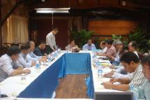 ထိုင်းနိုင်ငံ ချင်းမိုင်မြို့ရှိ Woodfield Resort ၌  ဇူလိုင် ၁၅ ရက် ၁၁ နာရီတွင် အဆင့်မြင့် ညှိနှိုင်းရေး ကိုယ်စားလှယ်အဖွဲ့ (Senior Delegation-SD)နှင့် မြန်မာငြိမ်းချမ်းရေးစင်တာ (MPC)တို့  အကြိုညှိနှိုင်းဆွေးနွေးနေစဉ်။ ဓါတ်ပုံ -ဖနိဒါ