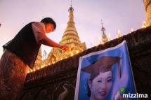 ကွယ်လွန်သွားတဲ့ (မရွှေရည်ဝင်း အသက် ၂၆ နှစ် ဒုဦးစီးမှူး FDA နေပြည်တော်) ကိုရည်စူး၍ မြန်မာအမျိုးသမီးများ စုပေါင်း၍ အမျှဝေဆုတောင်းပွဲကို ဇန်နဝါရီလ ၂၈ ရက်နေ့ ညနေပိုင်းက ရန်ကုန်မြို့ ရွှေတိဂုံစေတီတော် ဗုဒ္ဓဟူးထောင့်တွင် ပြုလုပ်ခဲ့စဉ်။ ဓာတ်ပုံ-သူရ