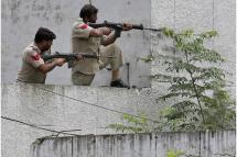 ပစ်ခတ်မှု ဖြစ်ပွားစဉ်နေရာယူနေသော အိန္ဒိယရဲတပ်ဖွဲ့ဝင်များ။ ဓာတ်ပုံ-ရိုက်တာ