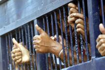 သာယာဝတီအကျဉ်းထောင်ကျောင်းသားများကို လက်ပံတန်းတရားရုံးတွင် ၂၀၁၅ခုနှစ် မတ်လအတွင်းက ရုံးထုတ်စဉ်။ (ဓာတ်ပုံ-အီးပီအေ)