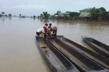  ရေကြီးရေလျှံမှုကြောင့် လှေဖြင့်သာ ခရီးဆက်နိုင်သည့် ကောလင်းမြို့နယ်အတွင်း ကျေးရွာတစ်ခု (ဓာတ်ပုံ-ဟောင်ဆာ(ရာမည)