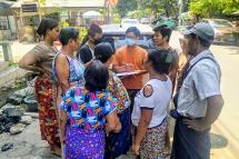 ပုံ- အလုံမြို့နယ်တွင် စားသောက်ကုန်များ အခမဲ့ဝေနိုင်ရေး စာရင်းကောက်ခံနေ (ပုံ- ဟိန်းသက်ဦး မဇ္ဈိမ)