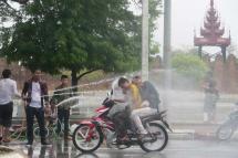 ယမန်နှစ်က ကျံုးဘေးတွင် ရေစုပ်စက်ဖြင့် ရေကစားသူများကိုတွေ့မြင်ရစဉ်။(ဓာတ်ပုံ- အောင်ကိုဦး)