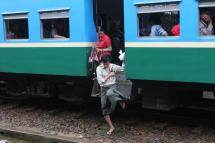 ရန်ကုန်တွင် မြို့ပတ် ရထား အသုံးပြုသူများကို တွေ့ရစဉ်၊ ဓါတ်ပုံ - ဟိန်းထက်