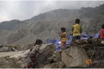 နီပေါငလျင်လှုပ်အပြီး ယာယီတဲများအနီး နီပေါကလေးငယ်များကို တွေ့ရစဉ်။ ဓါတ်ပုံ-အေအက်ဖ်ပီ