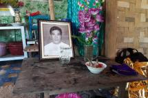 ပြီးခဲ့သည့်ရက်ပိုင်းအတွင်းပစ်ခတ်မှုတစ်ခုတွင် သေဆုံးသွားသူခင်မောင်လွင် (ခ) ဝကြီး၏ ဓာတ်ပုံ၊ ပန်းအိုး၊ ရေခွက်တို့ကိုသူ၏ နေအိမ် စားပွဲတွင် ပြင်ဆင်ထားသည် (ဓာတ်ပုံ - Myanmar Now)