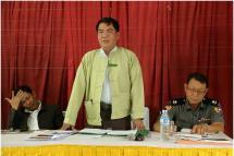 မိုးကုတ်မြို့ ရေပူကျောင်းဆရာတော် ကိစ္စနှင့်ပတ်သတ်ပြီး ဆန္ဒပြမှုများ ပြုလုပ်နေစဉ်မှာပဲ မိုးကုတ်မြို့နယ် အထွေထွေ အုပ်ချုပ်ရေး မှူးနှင့် တာဝန်ရှိသူများမှ မိုးကုတ်မြို့ အထွေထွေအုပ်ချုပ်ရေးမှူးရုံးတွင် သတင်းစာရှင်းလင်းပွဲ ပြုလုပ်စဉ်။ ဓာတ်ပုံ ဘိုဘို (မဇ္စျိမ )