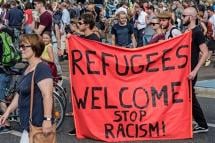 ဂျာမန်မီဒီယာသမားများက ဒုက္ခသည်များကို ကြိုဆိုကြောင်း ဆန္ဒပြနေကြစဉ်။ ဓာတ်ပုံ - naharnet.com