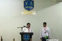 မြန်မာ့ရေနံထွက်ပစ္စည်းရောင်းဝယ်ရေးလုပ်ငန်းမှ ဦးဆောင်ညွှန်ကြားရေးမှူး ဦးသန့်စင်က သတင်းထုတ်ပြန်ပွဲတွင် ရှင်းလင်းပြောကြားနေစဉ်(ဓာတ်ပုံ- မင်းမင်း/မဇ္ဈိမ)
