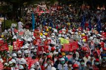 တပ်မတော် အာဏာသိမ်းမှု လူထု ဆန့်ကျင် ကန့်ကွက်နေကြ (ပုံ-AFP)