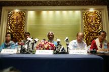 ရခိုင် ပြည်နယ်ဆိုင်ရာ အကြံပေးကော်မရှင်ဥက္ကဋ္ဌ ကိုဖီအာနန်နှင့် သူ၏ အဖွဲ့ဝင်များကို တွေ့ရစဉ်။ (ဓာတ်ပုံ - အီးပီအေ)