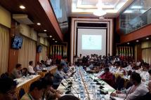 ရန်ကုန်မြို့ရှိ မြန်မာနိုင်ငံ ငြိမ်းချမ်းရေး ပြန်လည်ထူထောင်ရေး ဗဟိုဌာန MPCတွင် ဦးအောင်မင်းနှင့် နိုင်ငံရေးပါတီများနှင့် တွေ့ဆုံစဉ်။