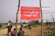 ၂၀၁၉ ဧပြီ ၆ ရက်နေ့က မန္တလေးတိုင်းဒေသကြီး၊ ကျောက်ဆည်မြို့နယ်၊ ဆူးလေကုန်းအုပ်စုမှ တောင်သူ အများအပြားက သိမ်းဆည်းမြေ ပြန်ပေးရန် အစိုးရကို တောင်းဆိုကြသည် (ဓာတ်ပုံများ - ခင်နှင်းဝေ/Myanmar Now) 