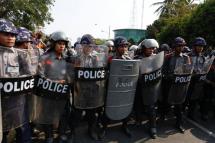 လက်ပံတန်းသပိတ်ကို ထောက်ခံဆန္ဒပြသည့် လှည်းတန်းဆန္ဒပြပွဲကို ပိတ်ဆို့တားဆီးနေသည့် ရဲတပ်ဖွဲ့ဝင်များ။ (ဓာတ်ပုံ-ဟောင်ဆာ(ရာမည))