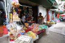 ရန်ကုန်မြို့ ၃၈ လမ်းရှိ လမ်းဘေးပျံကျဈေးသည်များအား တွေ့ရစဉ်။ ဓာတ်ပုံ-မဇ္ဈိမ