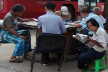  ရန်ကုန်မြို့တစ်နေရာတွင် သတင်းစာ၊ ဂျာနယ် ဖတ်ရှုနေသူတချို့ (ဓာတ်ပုံ - ဇာနည်ဝင်း/Myanmar Now)
