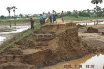 မုံရွာခရိုင် ဘုတလင်မြို့နယ်ရှိ သစ်ခဲဆည်အား ရေကြီးမှုကြောင့် ကျိုးပေါက်သွားသည်ကို ဇူလှိုင်လတွင်းက တွေ့ရစဉ်။