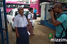 RFA သတင်းထောက် ဦးမြင့်ဇော်ဦး နိုုဝင်ဘာလ ၉ ရက်နေ့၊ ကမာရွတ်မြို့နယ်ရဲစခန်းသို့ လာရောက်အစစ်ခံစဉ်။ ဓာတ်ပုံ- ရဲနိုင်(လောက်ကိုင်)