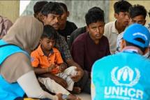 UNHCR မှ အရာရှိများသည် အာချေးပြည်နယ် Ladong သို့ သောကြာနေ့တွင် ရောက်ရှိပြီးနောက် ယာယီတဲများတွင် ရိုဟင်ဂျာဒုက္ခသည်များကို စစ်ဆေးကြည့်ရှုခဲ့စဉ်။ (Photo: AFP)