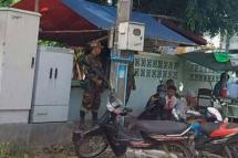 ဓာတ်ပုံ - ပုသိမ်မြို့ပေါ်တနေရာ၌ လုံခြုံရေးယူထားသည့် စစ်ကောင်စီတပ်ဖွဲ့ဝင်အချို့(ပုံဟောင်း)