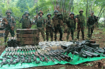 ပုံအညွှန်း- လားရှိုးနှင့် နမ့်ခမ်းရှိ တပ်စခန်းများမှ သိမ်းပိုက်ရရှိထားသည့် လက်နက်ခဲယမ်းများ (PSLF/TNLA)