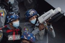 ပုံအညွှန်း - ရဲတပ်ဖွဲဝင်များအား ဒရုန်းတိုက်ဖျက်ရေးလက်နက်နှင့်အတူတွေ့ရစဉ်(ပုံဟောင်း)