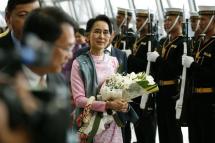 ၂၀၁၆ ခုနှစ်၊ ဇွန်လ ၂၃ ရက်နေ့က ထိုင်းနိုင်ငံ၊ သုဝဏ္ဏဘူမိ လေဆိပ်သို့ ရောက်ရှိလာသော နိုင်ငံတော် အတိုင်ပင်ခံပုဂ္ဂိုလ် ဒေါ်အောင်ဆန်းစုကြည် (ဓာတ်ပုံ - EPA)