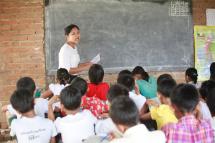 ဒိုက်ဦးမြို့နယ် ဆင်ဇလုပ်ကျေးရွာရှိ မူလတန်းလွန် ကိုယ်ထူကိုယ်ထကျောင်းရှိ မူလတန်းလွန် အလယ်တန်း ပညာရေး ကျောင်းသူကျောင်းသားများအားသင်ကြားပေးနေသည့် ဆရာမတစ်ဦးအား သြဂုတ်လ ၂၅ ရက်က တွေ့ရစဉ်။ ဓာတ်ပုံ - ဟောင်ဆာ (ရာမည)