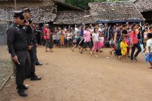 အမျိုးသားဒီမိုကရေအဖွဲ့ချုပ် ဥက္ကဌ ဒေါ်အောင်ဆန်းစုကြည်၏ ထိုင်းနိုင်ငံခရီးစဉ်အတွင်း ထိုင်းမြန်မာနယ်စပ်ရှိ အကြီးဆုံး မြန်မာ ဒုက္ခသည်စခန်းဖြစ်သည့် မယ်လ ဒုက္ခသည်စခန်းသို့ ၂၀၁၂ ခုနှစ် ဂျွန်လ ၆ ရက်က လာရောက်လာပတ်စဉ် ဒုက္ခသည်များက ကြိုဆိုနေကြသည်ကိုတွေ့ရစဉ်။ ( ၆ ဂျွန် ၂၀၁၂) ဓာတ်ပုံ - ဟောင်ဆာ(ရာမည)