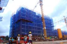 ရန်ကုန်မြို့ လှိူင်မြို့နယ် အင်းစိန်လမ်းမကြီးရှိ Capital Development Limited မှ ဆောက်လုပ်လျှက်ရှိသော The Gems Garden Condominiums ဆောက်လုပ်နေသည့် လုပ်ငန်းခွင်အတွင်း အလုပ်သမားများအား ၂၀၁၄ ခုနှစ် စက်တင်ဘာလ ၁၇ ရက်က တွေ့ရစဉ်။ (ဓာတ်ပုံ - မဇ္စျိမ)