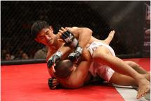 MMA ပြိုင်ပွဲတခု၌ အောင်လအန်ဆိုင်း ယှဉ်ပြိုင်ထိုးသတ်နေစဉ် (ဓာတ်ပုံ-အောင်လအန်ဆိုင်းဖေ့ဘုတ်)