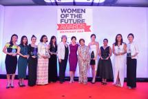 ၂၀၁၈ မတ်လက ပြုလုပ်ခဲ့သော ဆုပေးပွဲတွင်  ဆုချီးမြှင့်ခံရသော အမျိုးသမီး ၉ ဦးကို တွေ့ရစဉ်။ ဓာတ်ပုံ- womenofthefuture.co.uk