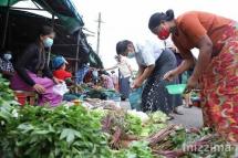 ပုံစာ - ရန်ကုန်မြို့ရှိ ရပ်ကွက်စျေးတစ်ခုတွင် စျေးရောင်းစျေး၀ယ်ပြုလုပ်နေကြပုံ။ (ပုံ-အဟောင်း)